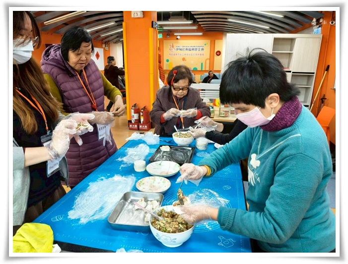 為讓年節祝福更具意義，工作人員備妥餃皮與餡料，邀請服務對象親手包製屬於自己的幸福水餃。