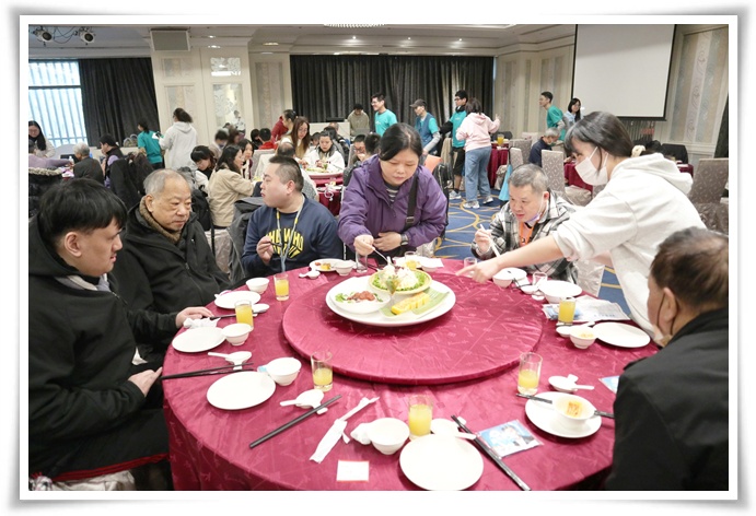 此次圍爐邀請百位身心障礙朋友及家屬，一起享有溫馨的圍爐時刻。