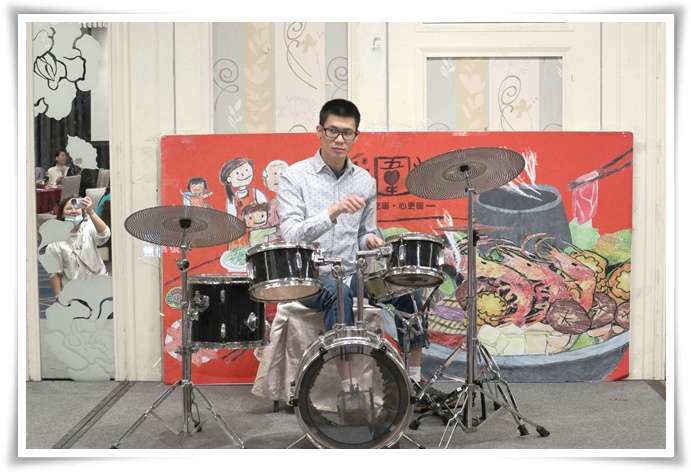 身障學員表演的爵士鼓，獲得台下掌聲。