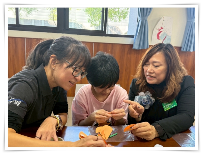 扶輪社友們化身志工,陪伴身心障礙朋友,度過溫馨的手作時光