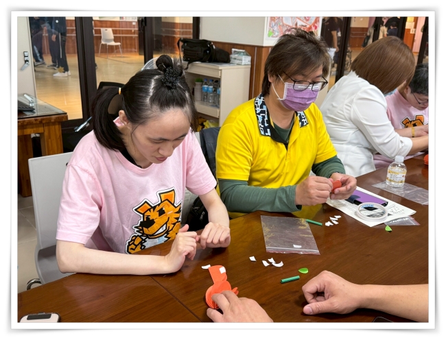 佳佳(左)剛到家園時,嚴重營養不良,在長期照顧下,她的體重回升至正常範圍,人際互動上明顯進步