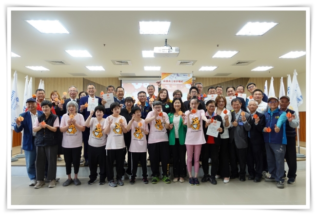 高雄燕之巢扶輪社號召九個友社,在寒冬時刻,送上最溫暖的支持