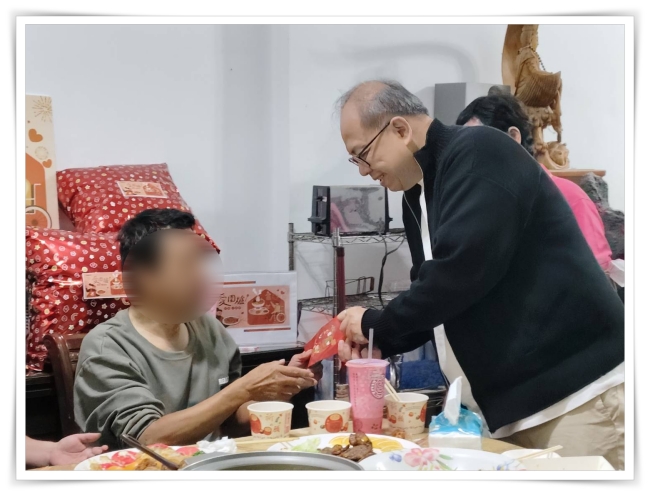 屏東縣政府社會處林聖峯科長贈送春節祝福紅包
