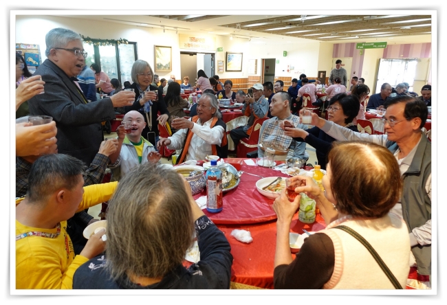 伊甸陳宇昭董事長逐桌關心住民與家屬，現場氣氛溫馨