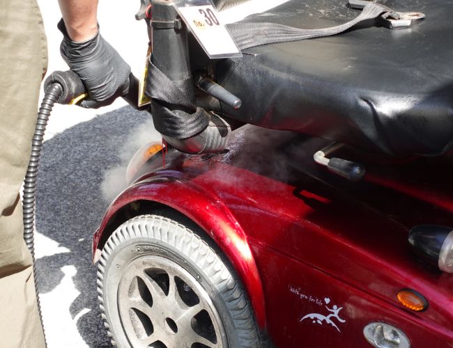 冲洗后，以高温蒸气为轮椅杀菌