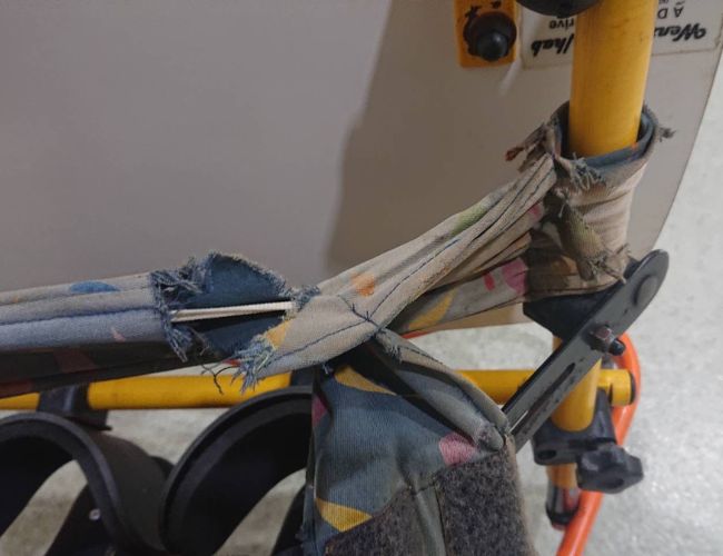 破损的早疗辅具绑带，经阿万师媒合修复，让孩子能安心持续训练