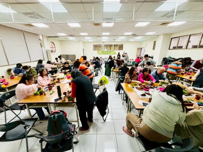 大家都非常投入活动课程