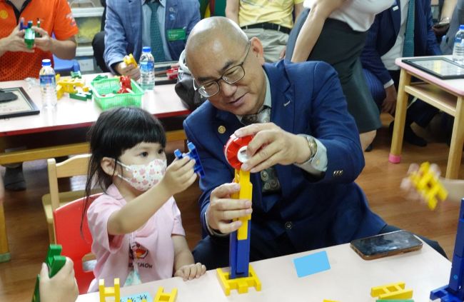 吕博进社长和慢飞天使合力完成花朵积木