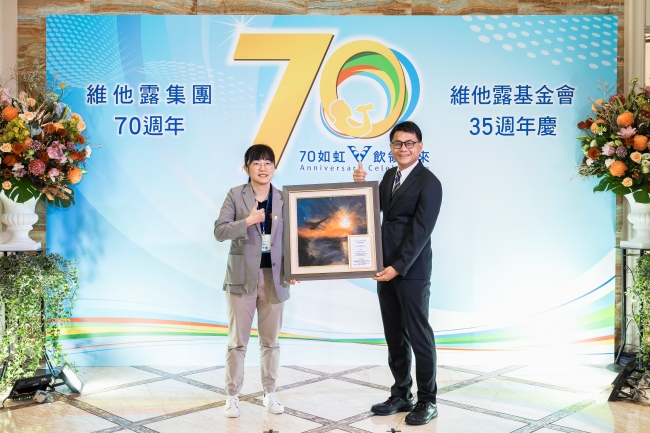 伊甸基金会资源发展处处长黄子倢致赠羊毛毡