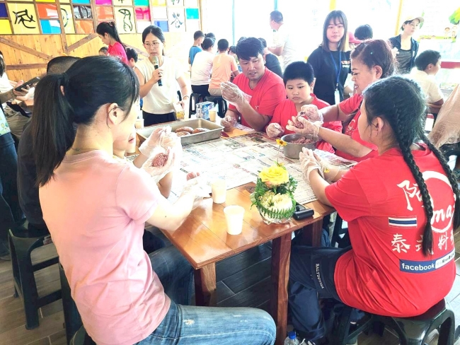 大家一起亲手制作汉堡