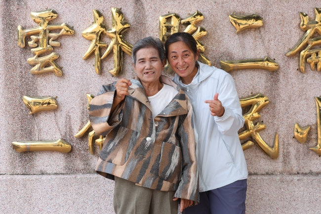 许欵阿嬷与女儿一起,开心参加活动
