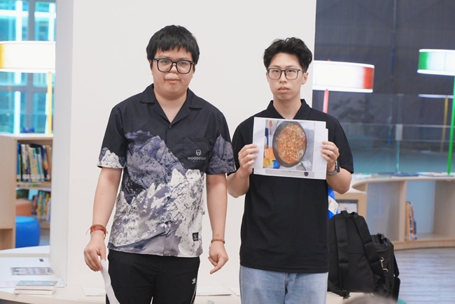 伊甸公益大使海裕芬特别到场，与创作者交流交互，号召民众到桃园总图二楼艺术廊，参观《光从心底升起》联展。