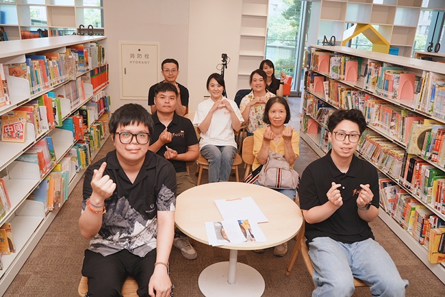 伊甸公益大使海裕芬特别到场，与创作者交流交互，号召民众到桃园总图二楼艺术廊，参观《光从心底升起》联展。