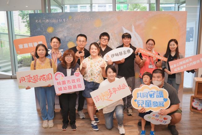 桃园市妇幼局局长杜慈容(左三)、市立图书馆总馆馆长施照辉(左二)、社会局身障科股长邱依俐(右二)、伊甸基金会首席执行官何天元与伊甸公益大使海裕芬(右六)皆到场观展支持。