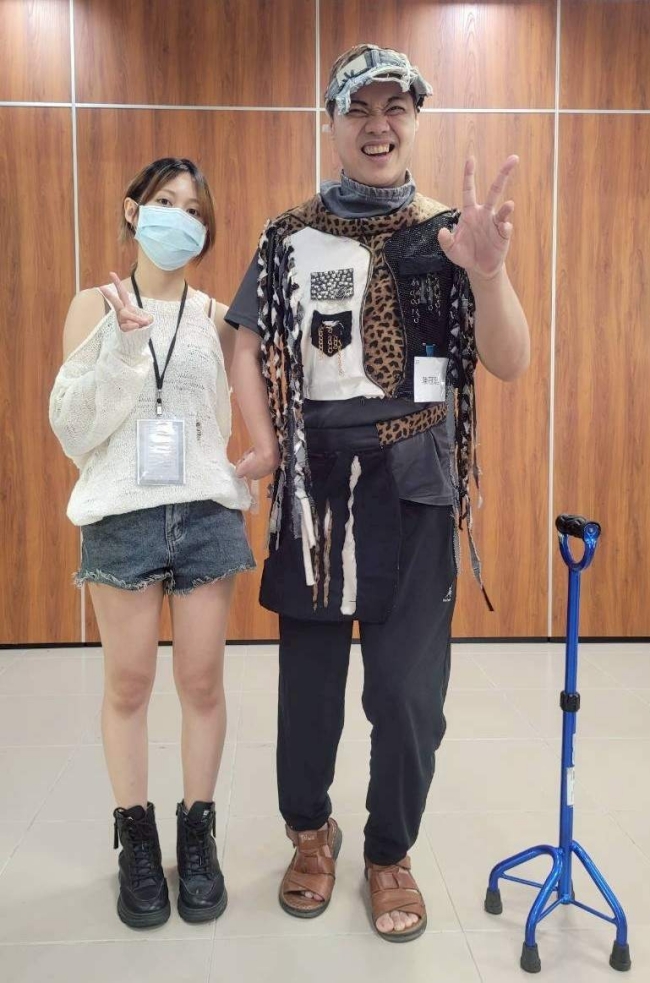 燕巢家园模特儿穿上设计系同学量身设计的服装非常开心