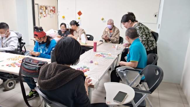 日暄会所为会员举办「从黏土中创作」的艺术疗愈课程