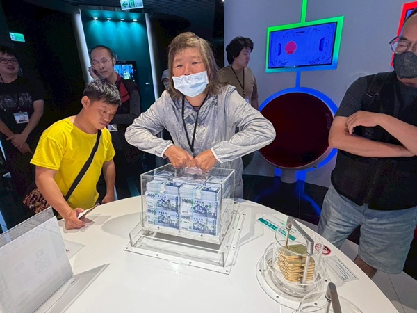 乐安身心障碍服务中心服务对象与家属首访文荟馆，趣味交互金融体验新鲜感十足。