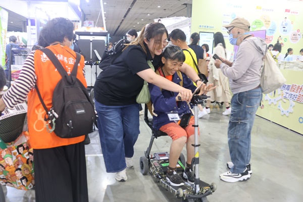 乐安身心障碍服务中心陪伴服务用户及家属体验不同类型的辅具设备