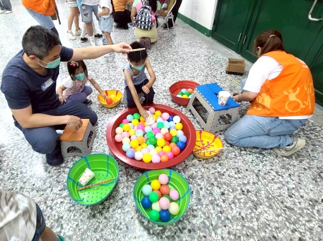 家长一起陪伴孩子参加闯关活动