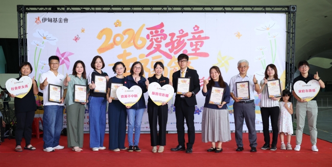 高雄在地爱心企业与高雄市社会局局长蔡宛芬(左六)与主办单位伊甸基金会合照