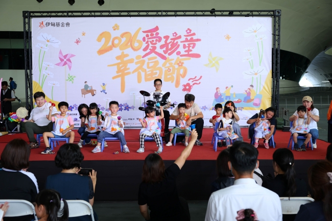 由凤山早疗学长姐带领慢飞学弟妹带来精彩的音乐律动