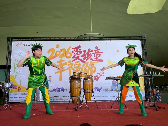 朱宗庆打击乐团2压轴登场,以欢乐且充满震撼力的敲击节奏引爆全场 。