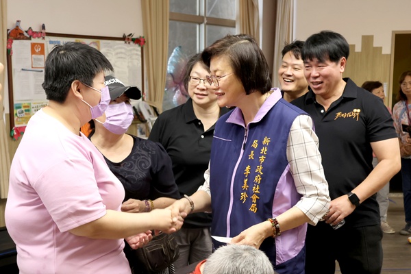 新北市社会局局长李美珍出席沙仑日照中心十周年活动，关怀服务对象及家属，肯定中心长期陪伴家庭的服务价值。
