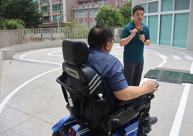 辅具中心设置全国首创「环境通行能力训练平台」，通过模拟真实情境，协助民众熟悉辅具操作，提升行动安全。