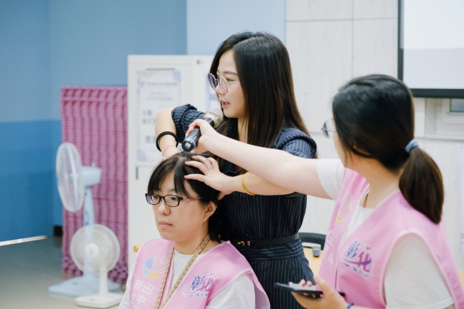 鹿鹿老师教导大家如何按摩头部