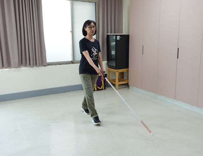 白手杖能指引视障者在多元环境中精准侦测障碍,安全上路