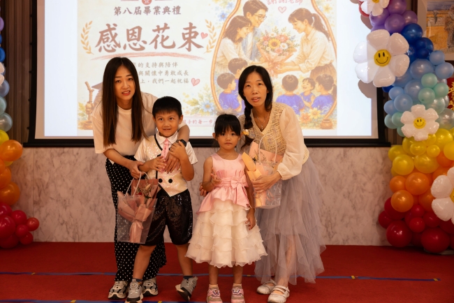 毕业生代表献花感谢老师