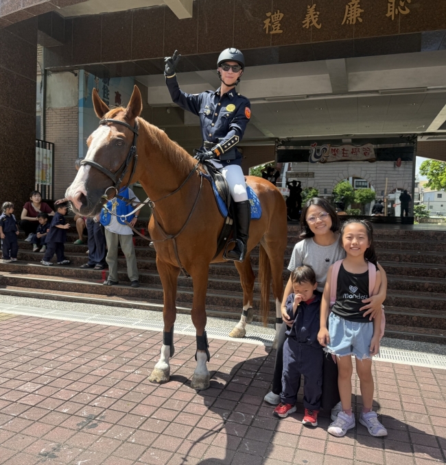 骑警队帅气现身!骏马与亲子近距离交互,留下难忘合影