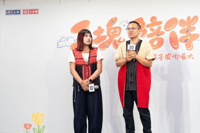 泰雅尔达比拉斯文教关怀协会牧师鲁萨.达路、原民青年陈轩现身分享