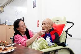 伊甸、竹荣陪102岁爷爷返家 圆梦专车任务大成功