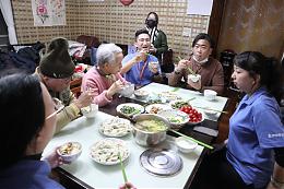 老老家庭享用温馨团圆饭 伊甸「爱围炉」吃暖心更暖