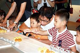 早疗走出户外 亲子同乐做凤梨酥