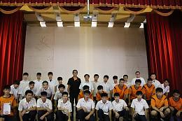 高雄大荣中学爱心洗车捐伊甸  洗刷之间温馨送暖