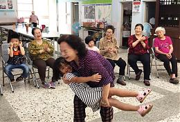 代间学习乐趣多 跟着爷奶动一动