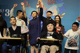 展览新体验  伊甸身障画家「演」「画」幸福剧本