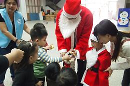 慢飞天使扮圣诞老人 送欢乐给社区民众