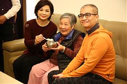 【影音新闻】国际影后杨贵媚与居服员到宅陪伴 围炉献暖好温馨