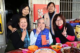 伊甸爱围炉上菜啰！ 照服员携年菜到偏乡独老家温馨过年