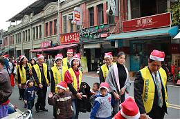 慢飞天使圣诞踩街 报佳音散播爱