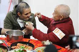 伊甸志工接送住民回家 一圆与独居老父围炉的梦