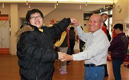 失智长辈当志工 身障青年感受温暖