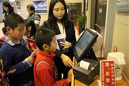 伊甸偏乡学童台中银行体验  化身小小银行员