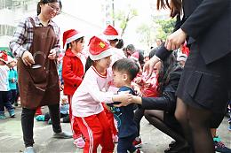 另类圣诞礼物 忠孝国小学生为慢飞天使说故事