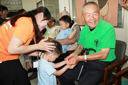 慢飞天使可爱出击 爷奶重阳节笑开怀