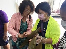 粽香飘爱 志工妈妈教身障青年包粽过端午