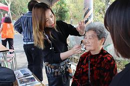 【影音新闻】长辈妆水水拍全家福 全家留下美好回忆真幸福